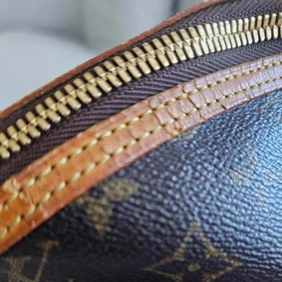 *SOLD* Louis Vuitton Horizontal Monogram Lockit GM Shoulder Bag - Picture 12 of 16